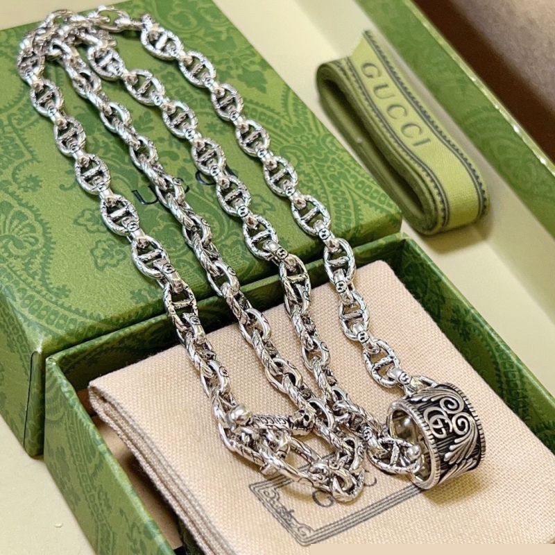 G*u*i necklaces